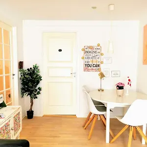 Apartament 300 Meter Walk To Lego House - 80m2 Two Bedroom With Garden - Unit B, Billund